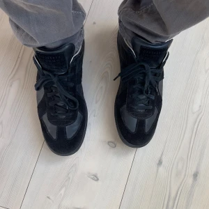 Maison Margiela Gats Black - Säljer dessa otroligt feta Maison Margiela Black i storlek eu 41. SKORNA ÄR ÄKTA, kolla gärna mina recensioner osv för mer trygghet. Jag säljer dem utan tillbehör! Skriv för mer info osv🙌🏼😊