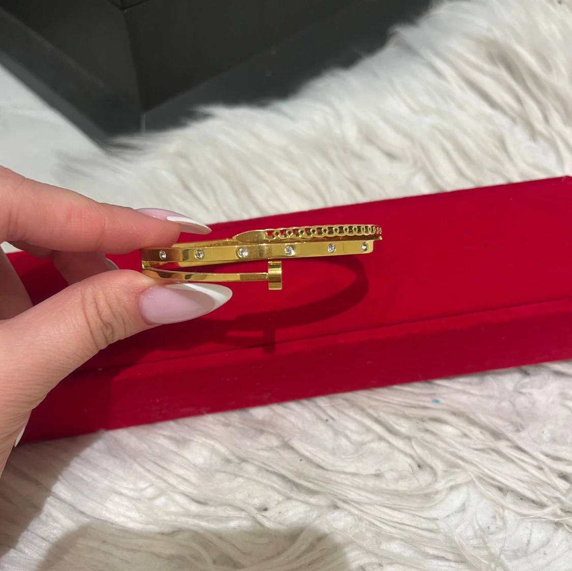 Guldigt armband med stenar