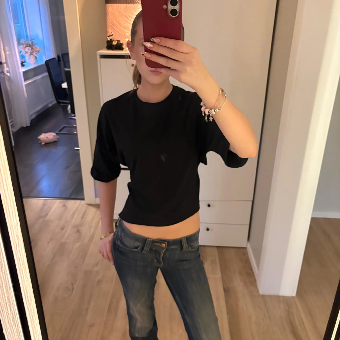 Svart croppad topp med knyt från Nelly