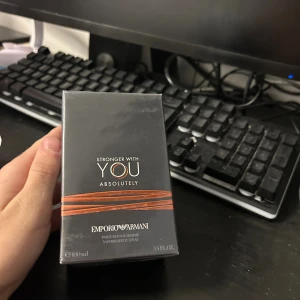 Stronger With You Absolutely 100ml - Emporio Armani Stronger With You Absolutely EdP 100ml. Ingredienser: alkohol, parfym, vatten, butyl methoxydibenzoylmethane, linalool, limonene, citronellol, geraniol m.fl. Tillverkad i Frankrike. Snygg och modern doft för dig som vill sticka ut.