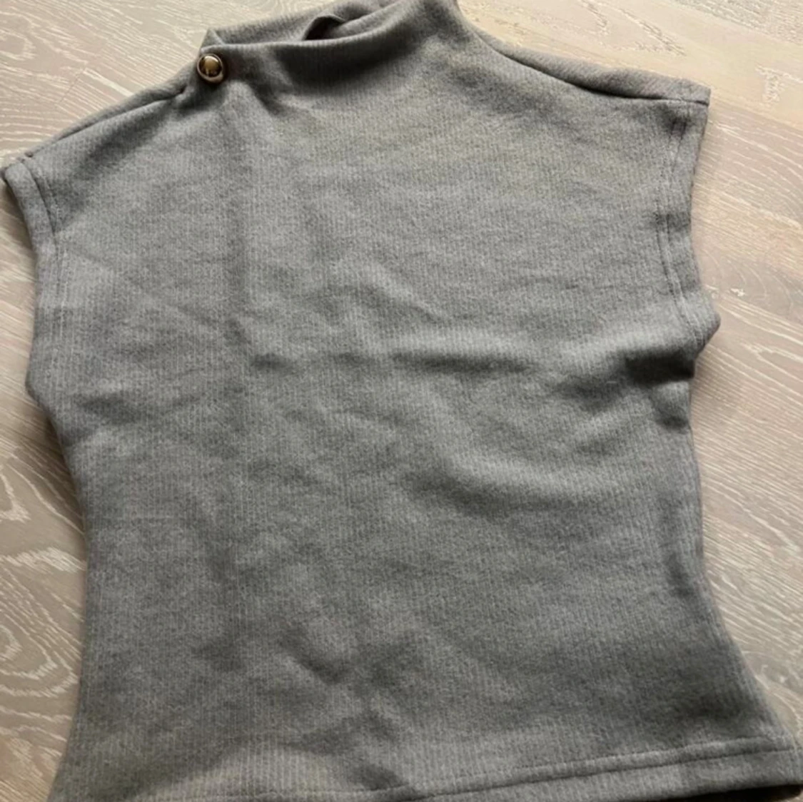 Grå stickad väst med guldfärgad knapp - 2