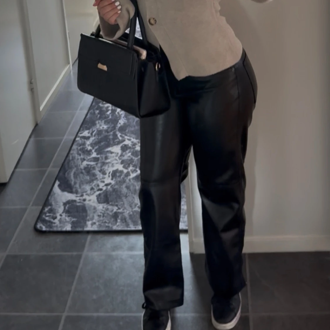 Svarta vida byxor i skinnimitation