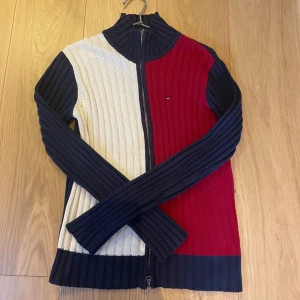Färgglad ribbstickad kofta Tommy Hilfiger - Snygg tommy hillfiger zipup