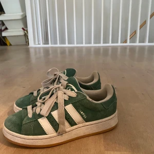 Adidas Campus gröna sneakers mocka - Gröna Adidas Campus sneakers i mocka med klassiska vita ränder på sidorna och vit snörning