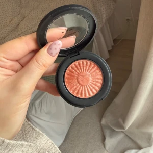 bareMinerals Gen Nude Blonzer Kiss of Copper - bareMinerals Gen Nude Blonzer i nyansen Kiss of Copper. En kombinerad rouge och bronzer i en varm kopparfärg med skimrande finish.