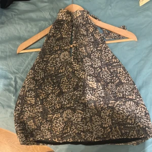 Svart och beige fest topp från mango  - Säljer en knytt tröja från mango i storlek S passar även M och XS