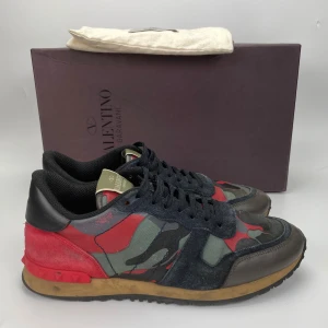 Valentino rockrunners  - Hej! Säljer nu dessa svin feta rockrunners! Skorna är i extremt fint skick, inga tydliga defekter! Begränsat antal boxar och dustbag! 