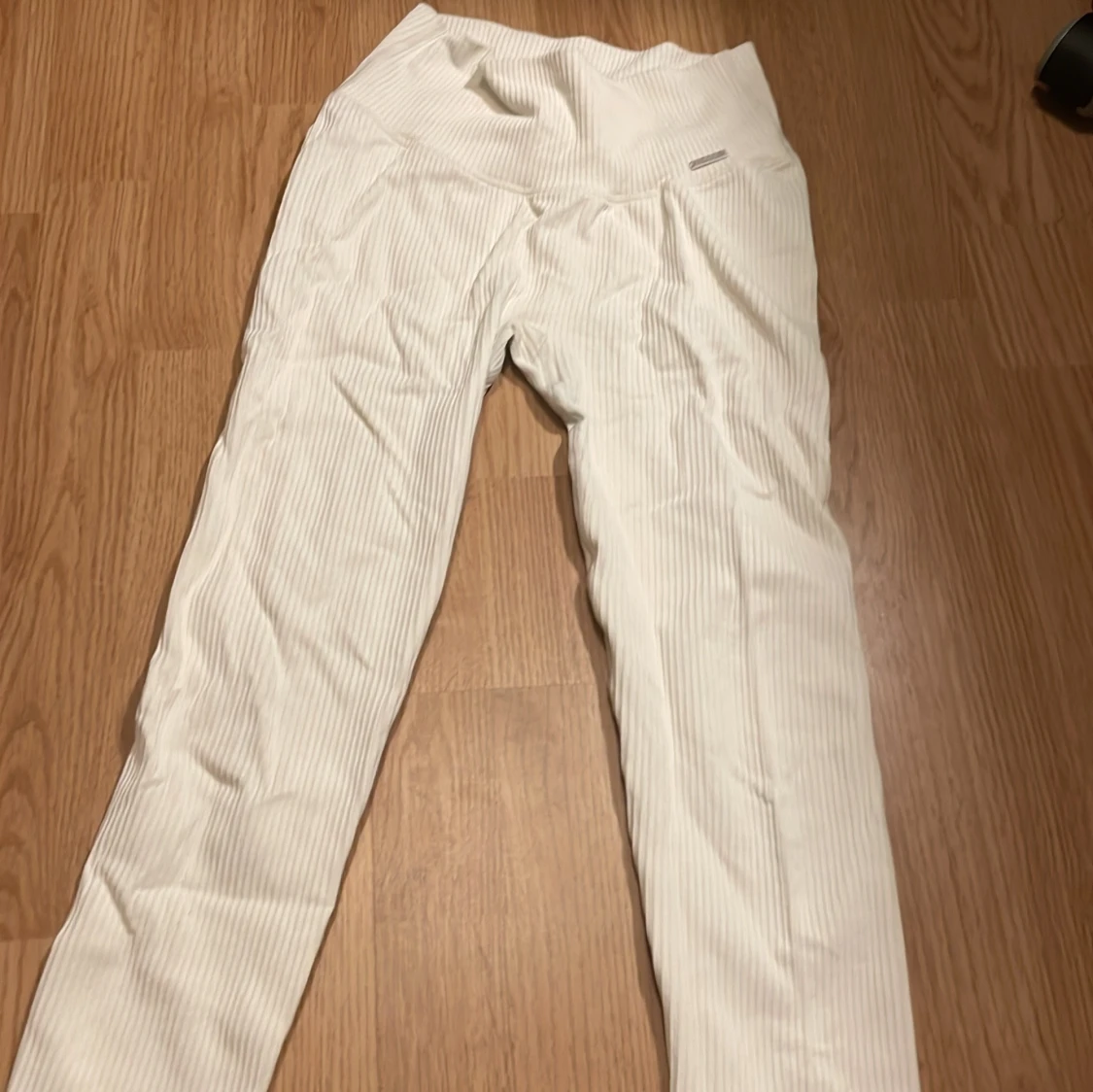 Vita ribbade leggings från Aimn