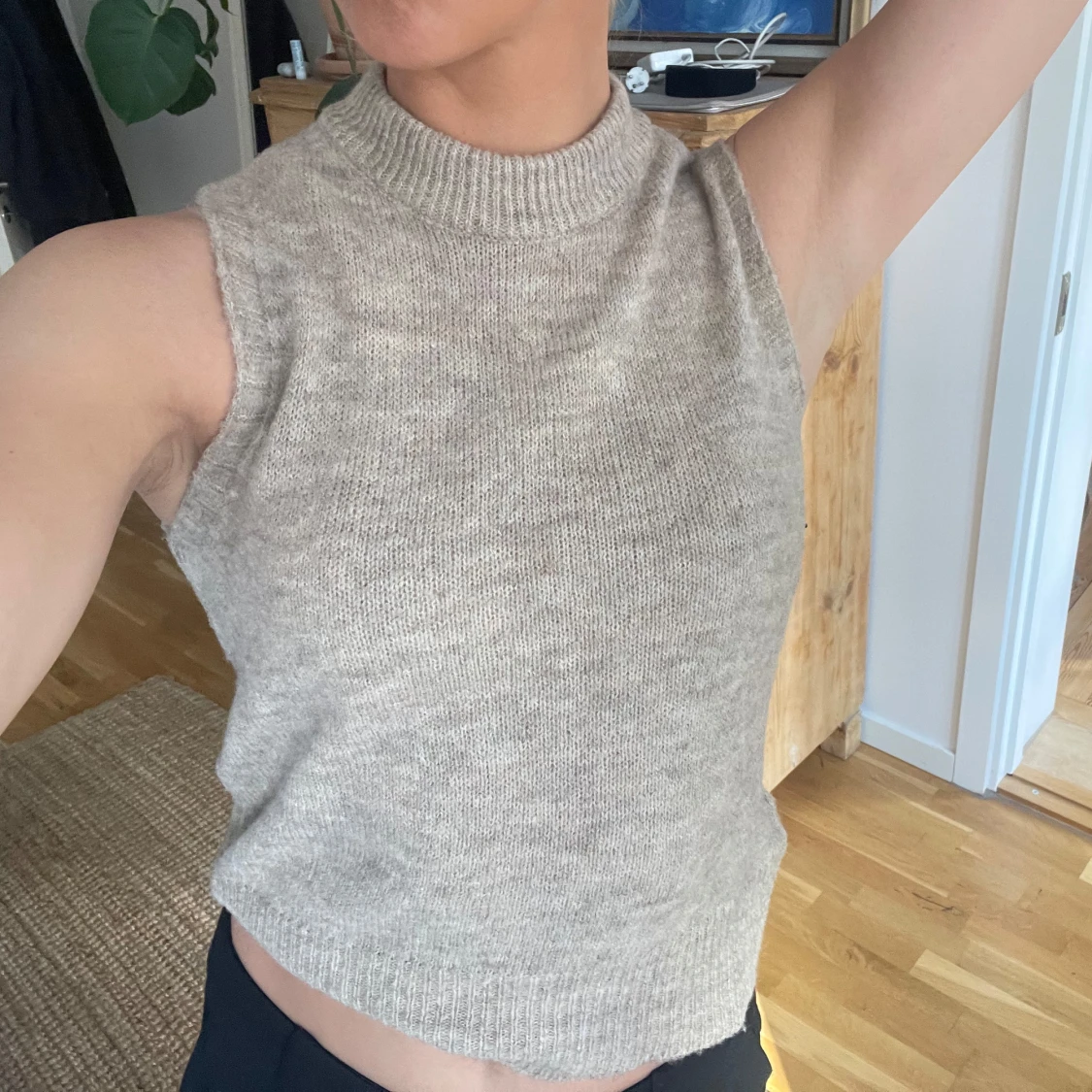 Beige stickad väst från Design by Si - 4