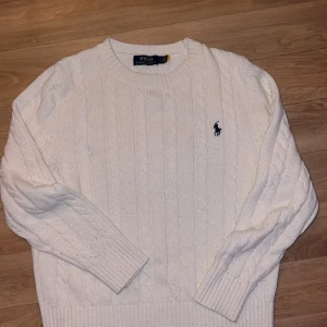 Stickad tröja Polo Ralph Lauren - Vit stickad tröja från Polo Ralph Lauren.storlek S,bra skick,pris kan diskuteras 