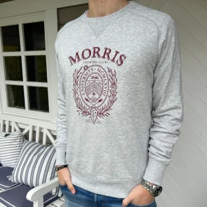 Morris Tröja - Säljer nu denna väldigt snygga morris tröja med väldigt snyggt tryck på! Använd fåtalet gånger och är i nyskick! Säljs för rensar garderoben därav de billiga priset! Modellen på bilden är 1,83cm och väger 73kg! Hör av dig vid minsta fundering🤝🕺