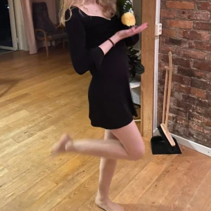 Nyårsklänning - Supersnygg svart miniklänning som passar perfekt till nyår💋 Tyget har ett väldigt fint skimmer som tyvärr inte syns så bra som bild men som är en väldigt snygg detalj i verkligheten! Storlek xxs men otroligt stretchig så passar även xs/s också💋köptes för 600kr