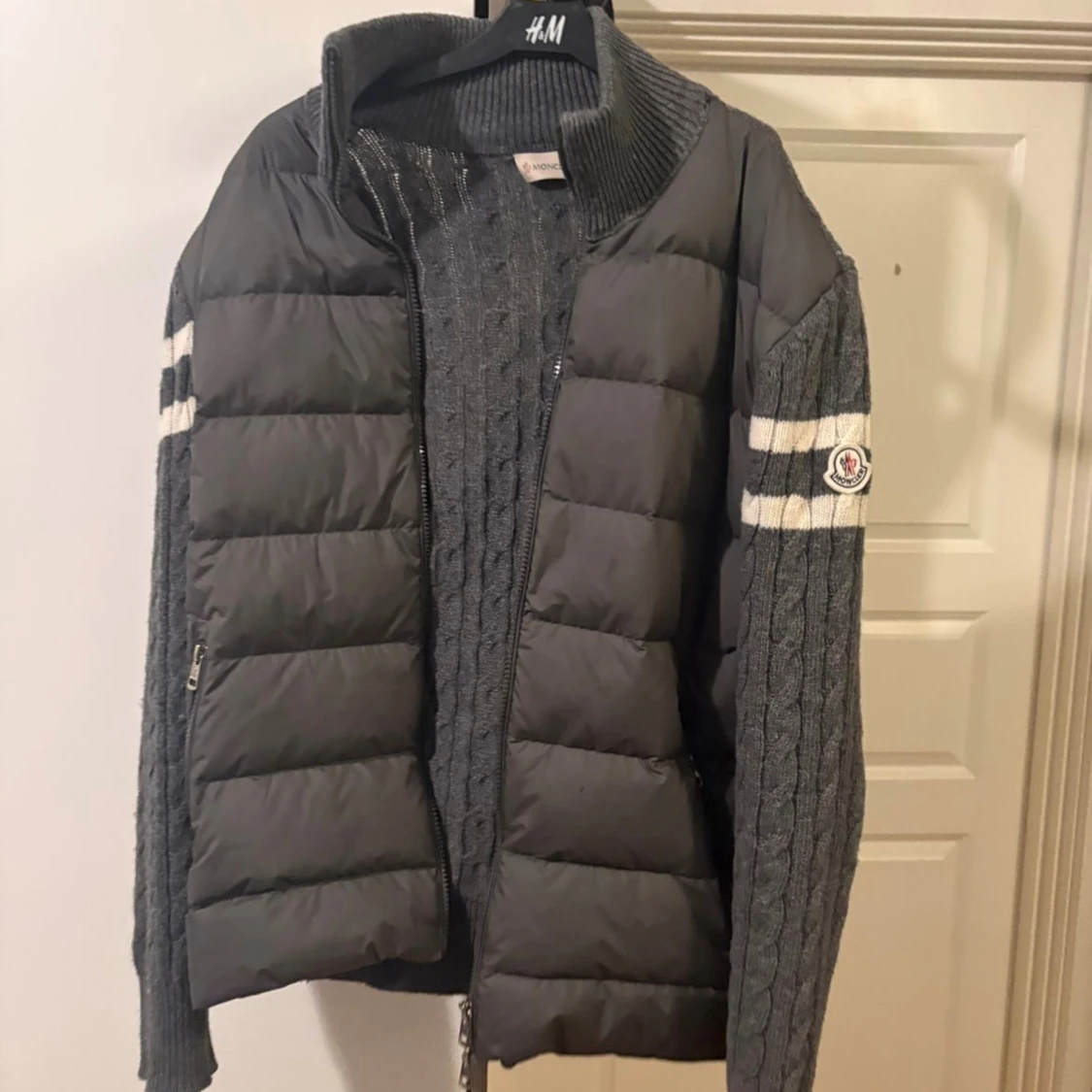 Grå pufferjacka från Moncler