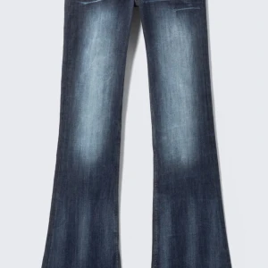 Cheap Monday jeans - Sjukt coola jeans från cheap monday, de är både bootcut och low waist och har coola detaljer🔥 säljer då de tyvärr var förstora så har därför endast använt dem en gång😇 Skriv om frågor!!!💓💗🙏