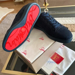 Louboutin skor - Hej! Jag säljer nu min Christian Louboutin skor , skicket är 9,5/10 dom är andvända väldigt sparsamt och lite, andledningen varför dom säljs är pågrund av att jag ändrade på min stil så har jag inte mer behov av dem längre. Skorna är äkta och köpta på deras hemsida, allt i annonsen ingår med skorna hör av dig vid minsta lilla fundering! 🙌😄