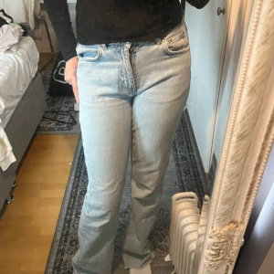 Jeans från Gina tricot  - Säljer ett par ljusblå jeans från Gina tricot. 