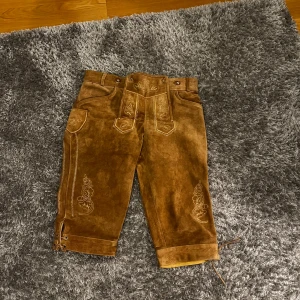 Lederhosen oktoberfest - Lederhosen oktoberfest, höft 104 cm, midja 89 cm, storlek 32