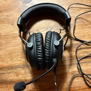 Logitech G Pro X Gaming Headset - Logitech G Pro X gamingheadset med avtagbar mikrofon och USB-ljudkort. Over-ear design med mjuka öronkuddar för komfort vid långa spelsessioner. Kabelanslutning, volymkontroll på sladden. Mycket fint skick, inga synliga repor eller slitage.