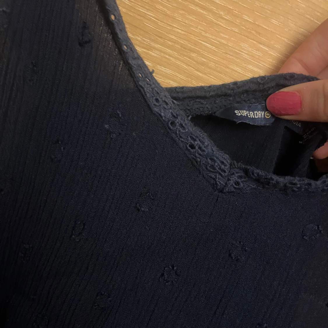 Mörkblå blus med spets från Superdry - 1