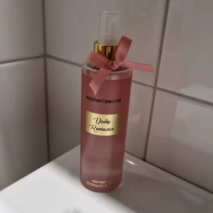 Women'secret Daily Romance Body Mist - Perfekt för dig som vill ha en lätt och uppfriskande doft att spraya på när som helst under dagen.