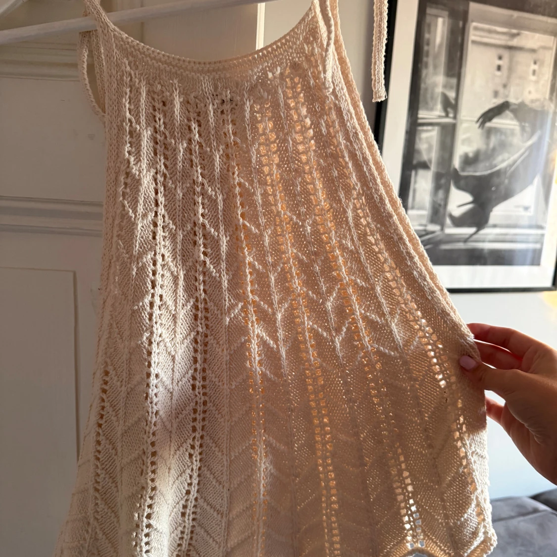 Stickad beige topp med smala axelband - 1