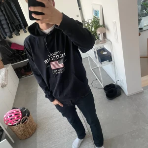 Vintage Hoodie - Navy hoodie från Vinson Polo Club med tryck framtill och amerikansk flagga. Jag på bilden är 178 | riktigt snygg och vintage stil