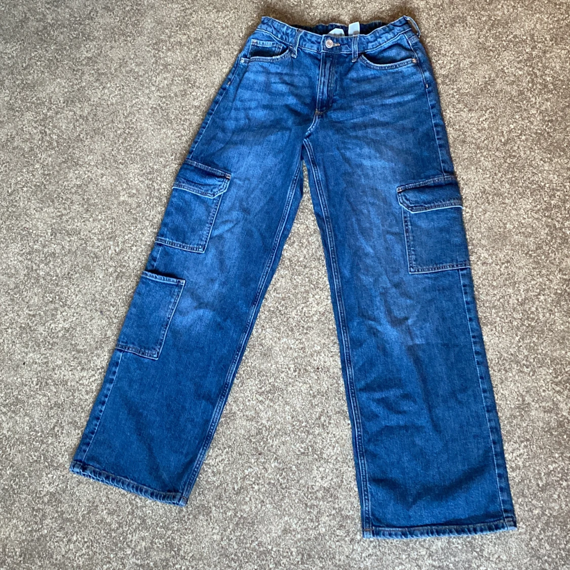 Blå wide leg cargopants från H&M