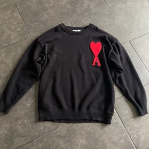 Svart stickad tröja från Ami Paris - Tja, säljer denna skit snygga Ami Paris tröjan, helt ny skick, inte använd. S men funkar M också