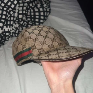 GG keps - Tjena! Säljer nu min Gucci keps storlek M 58cm för att jag har bytt stil, jag vill ha 1450kr för den men kan gå ned i pris vid snabb affär😀 Kepsen finns i Fruängen men kan även frakta.                                              Mvh Leon