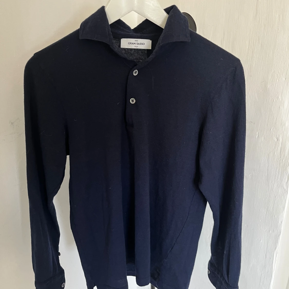 Mörkblå pikétröja från Gran Sasso