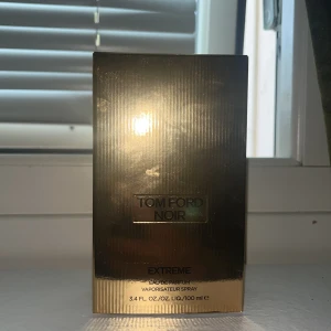 Tom Ford Noir Extreme 100ml - Nästan helt ny Tom Ford Noir Extreme Eau de Parfum, 100 ml. Lyxig och stilren parfym som sticker ut med sin eleganta design. Perfekt för dig som vill ha något exklusivt i din samling. Helt ny bara sprayat några gånger.