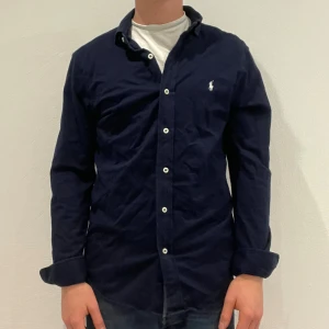 Mörkblå skjorta från Polo Ralph Lauren - Marinblå Ralph lauren skjorta || Storlek M || Skjortan är i bra skick || modellen på bilden är 170cm och väger 62kg || Tveka inte på att höra av dig vid frågor eller funderingar 