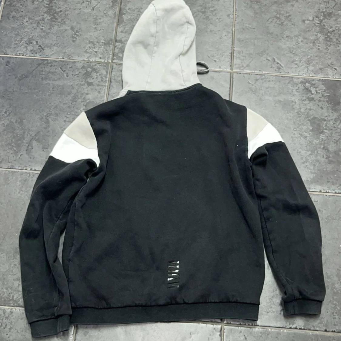 EA7 hoodie i svart, grå och vitt - 1