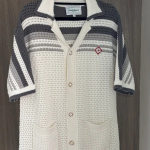 Casablanca set - Grå/vit knitted Casablanca set – topp + shorts. Toppen är använd ett par gånger, shortsen helt oanvända. Extra knapp + originalpåsar medföljer.  Går även bra att köpa delarna separat – skicka bara ett meddelande 💬