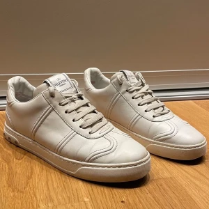 Valentino flycrews - Snygga flycrews i storlek 38. Skicket är 8,5/10. Hör av er vid eventuella frågor!