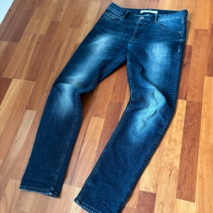 Ett par snygga jeans från The land of now. - Säljer ett par sjukt snygga jeans. Jeansen har även en väldigt najs wash! Modellen på bild är 173 63. Passar någon som är mellan 170-180! Skriv vid minsta fråga!😊🤝