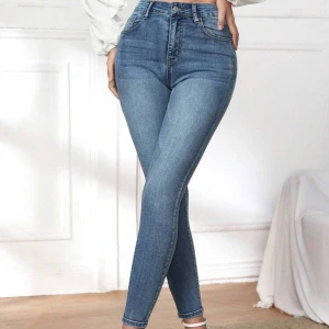 Blå skinny jeans - Säljer ett par klassiska blå skinny jeans, dom är helt oanvända.💙Jeansen passar även som M.