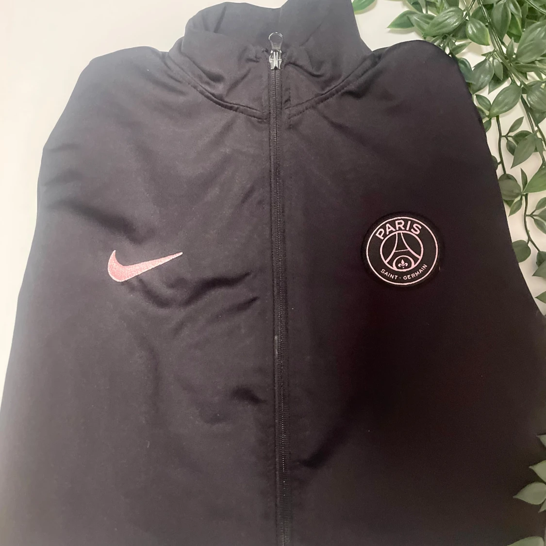 Svart PSG Nike jacka med rosa detaljer - 1