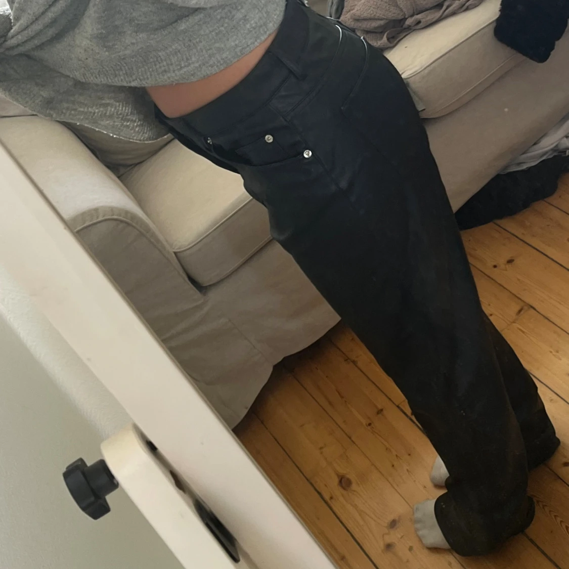 Svarta raka byxor i skinnimitation H&M - 1