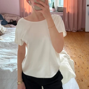 Satin topp med öppen rygg  - Så fin och elegant satin topp med öppen rygg🤍✨🪩