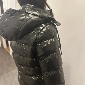 Monclerliknande jacka - Säljer nu denna jackan då jag har skaffat en ny, den är i bra skick och har endast använts några gånger under vintern, priskappen sitter inte kvar och snörerna är även borttagna! köpt för 1500