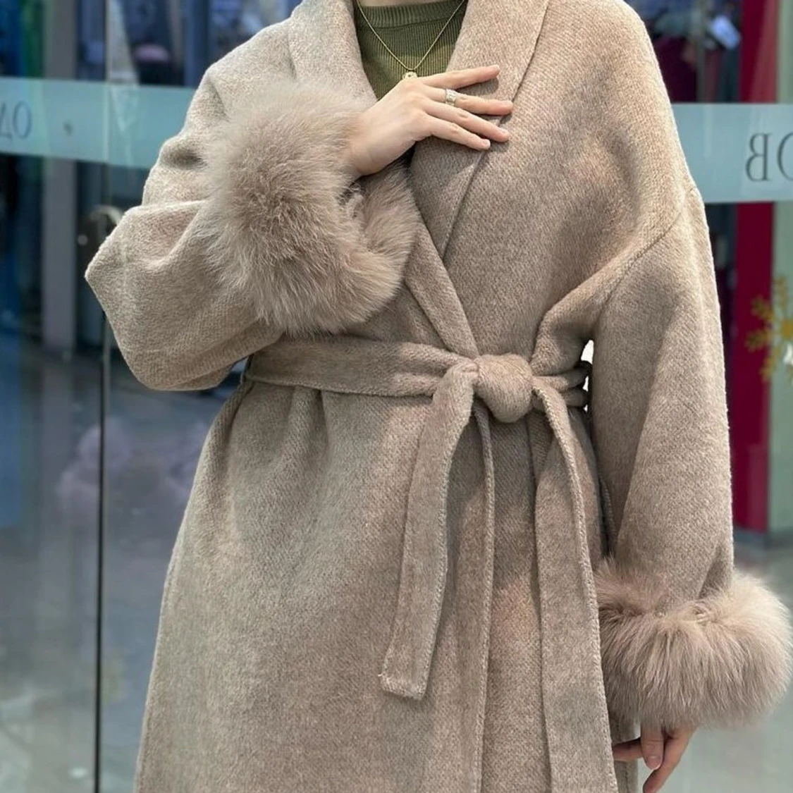 Beige kappa med pälsdetaljer storlek s - 2