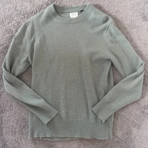 Stickad tröja - En olivgrön stickad tröja, kom privat om du har frågor då den har en defekt i, storlek S