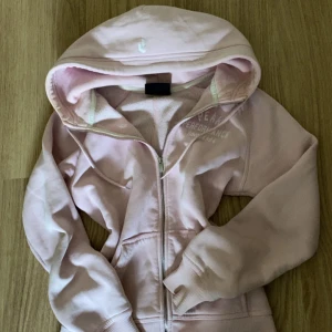 rosa peak performance hoodie - jätte mysig hoodie från peak performance som jag har använt några gånger men fortfarande mycket bra skick! perfekt nu till hösten och vintern 💘den finns inte längre i butik eller på deras hemsida