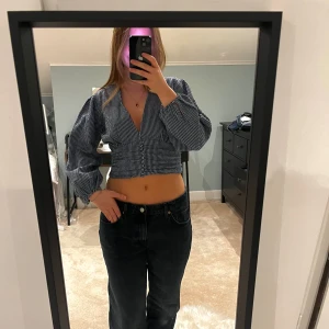 Zara topp - Så snygg svart och blå-rutig Zara topp/blus 🫐Storlek L men passar mig som har S/M också då den har resår 