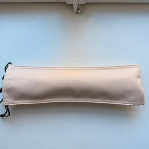 Remington ProLuxe Locktång  - Remington ProLuxe locktång med digital display och värmereglering. Säljs med originalfodral. Produkten ser välvårdad ut med minimalt slitage, sladd och yta i gott skick. Perfekt för att skapa hållbara lockar med professionellt resultat.