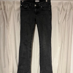 Svarta flare jeans - Säljer dessa svarta flare low waist jeansen från Gina tricot i modellen ”y2k low waist jeans”. Fick dem som present i julas och har inte kommit till användning.
