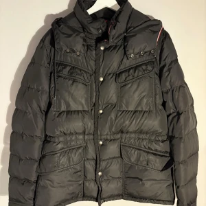 MILLAIS GIUBBOTTO MILLAIS JACKE - En svart vinterjacka från moncler som är rätt så gammal. Finns få defekter och skriv om ni vill ha fler bilder🩷🩷