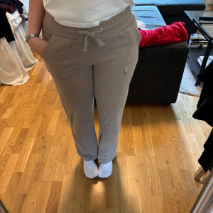 Lager 157 mjukisbyxor - Lager 157 mjukisbyxor, blek fläck och lite trasig söm på ena fickan. Inga fel utöver det