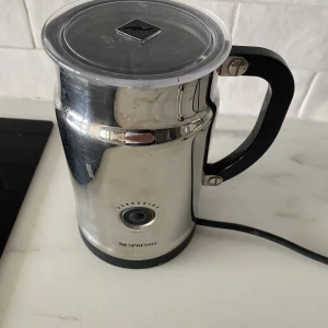 Nespresso mjölkskummare - Mjölkskummare från Nespresso. Använd endast ett fåtal gånger och därmed i gott skick. 